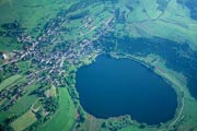 Das Schalkenmehrener Maar aus der Luft